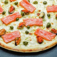 Пицца с копченым лососем Фото