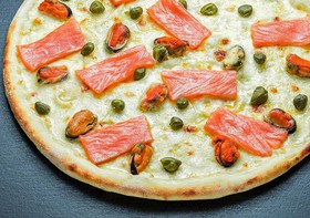 Пицца с копченым лососем - Фото