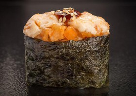 Гункан запеченный острый с лососем - Фото