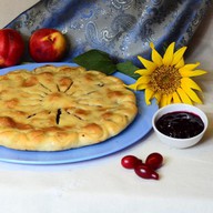 Пирог с черной смородиной и яблоком Фото