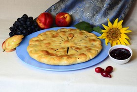 Пирог с черной смородиной и яблоком - Фото