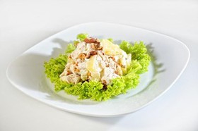 Салат из курицы с ананасом - Фото