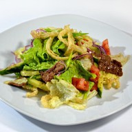 Салат с теплой телятиной и овощами Фото