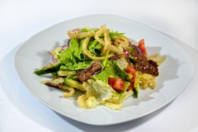 Салат с теплой телятиной и овощами - Фото