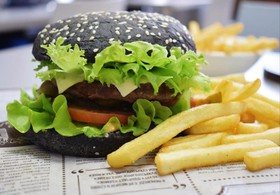 Black бургер с говядиной - Фото