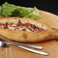 Лодочка с бастурмой и сыром Фото
