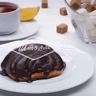 Шоколадная булочка с маком Фото