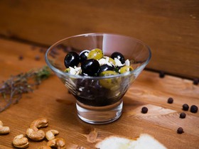 Маринованные оливки и маслины - Фото