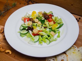 Легкий овощной салат с кукурузой - Фото