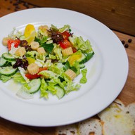 Легкий овощной салат с кукурузой Фото