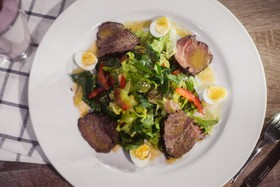 Салат с запеченной телятиной и соусом - Фото