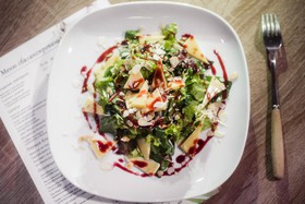 Салат с рукколой, миндалем и сыром - Фото