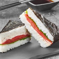 Онигири с беконом Фото