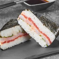 Онигири с тунцом и креветкой Фото