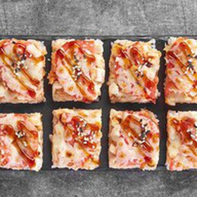 Суши-пицца с лососем - Фото