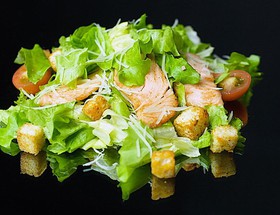 Цезарь с форелью салат - Фото