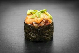 Острые суши с угрем и авокадо - Фото
