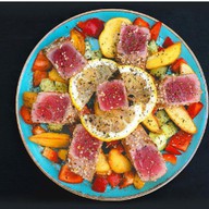 Горячий салат с тунцом Фото
