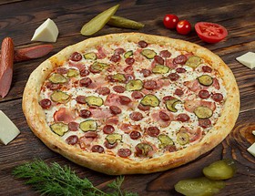 Пицца с охотничьими колбасками и беконом - Фото