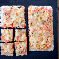 Японская пицца с нежным лососем Фото