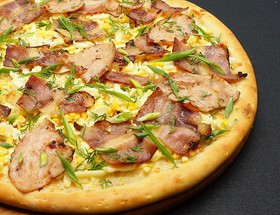 Пицца с яйцом и зеленью - Фото