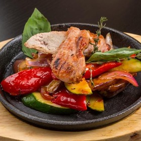 Куриный стейк с овощами гриль - Фото