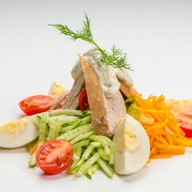 Шеф - салат с курицей и овощами Фото