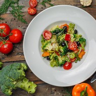 Овощной с брокколи салат Фото