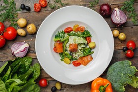 Салат с лососем и соусом из эстрагона - Фото