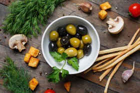 Маслины и оливки с косточкой - Фото