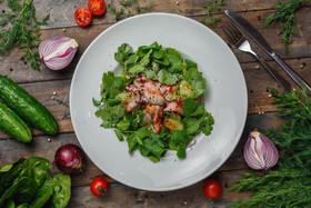Микс салатов с запеченной говядиной - Фото
