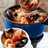 Суп из морской рыбы и морепродуктов Фото