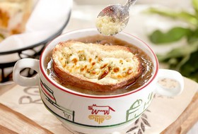 Луковый суп с запеченной гренкой - Фото