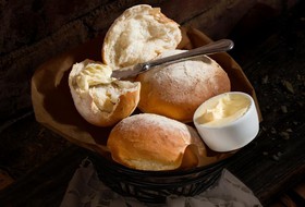Итальянский хлеб со сливочным маслом - Фото