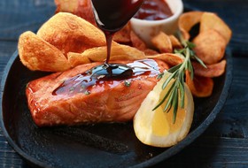 Филе лосося в глазури из меда,бальзамика - Фото