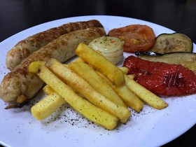 Колбаски гриль с овощами, картофелем фри - Фото