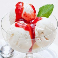 Мороженое с сиропом Фото