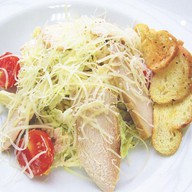 Цезарь салат с куриной грудкой Фото