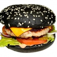 Черный гамбургер с курицей Фото