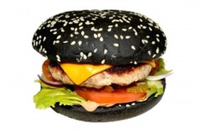 Черный гамбургер с курицей - Фото