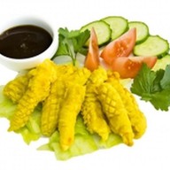 Креветки в кляре с соусом и овощами Фото