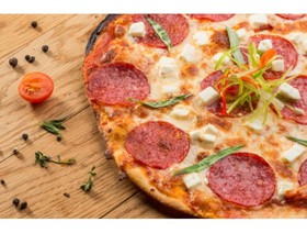 Пицца с копченостями и брынзой - Фото