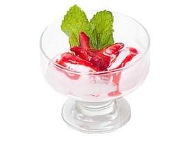 Мороженое клубничное с ягодой - Фото