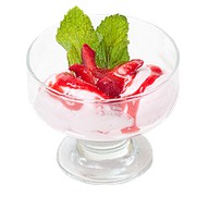 Мороженое клубничное с ягодой Фото