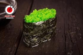 Гункан с зеленой тобико - Фото