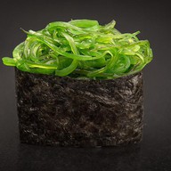 Суши с салатом Чукка Фото