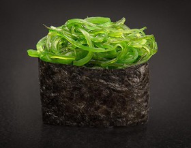 Суши с салатом Чукка - Фото