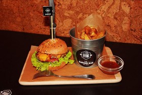 Бургер "Классик" с картофелем фри и соус - Фото