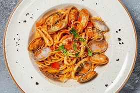 Спагетти вонголе в томатном соусе - Фото