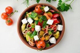 Салат с жареным баклажаном и брынзой - Фото